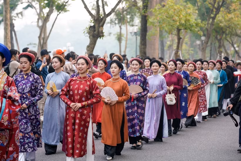 Le festival Bách Hoa Bộ Hành a rassemblé le 15 novembre plus grand nombre de participants au défilé de costumes anciens dans des rues au cœur de la capitale Hanoï. Photo: VNA