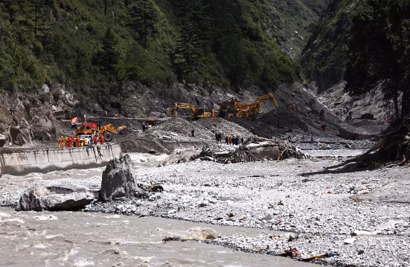 Opérations de sauvetage en cours sur le site du glissement de terrain au Tibet, en Chine. Photo : VNA
