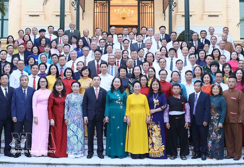 La vice-présidente Vo Thi Anh Xuan et des délégués au Congrès national consacré à la célébration des modèles d’apprentissage exemplaires et au bilan de cinq années de mise en œuvre de décisions du Premier ministre. Photo: VNA