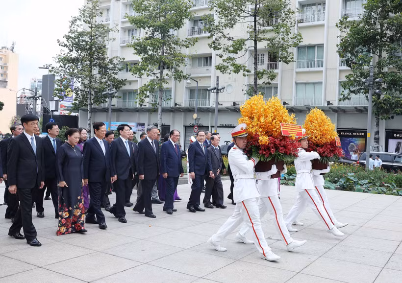 Les dirigeants du Parti et de l’État déposent des gerbes de fleurs devant l'imposante statue du Président Hô Chi Minh, érigée dans le parc éponyme de la ville. Photo: VNA
