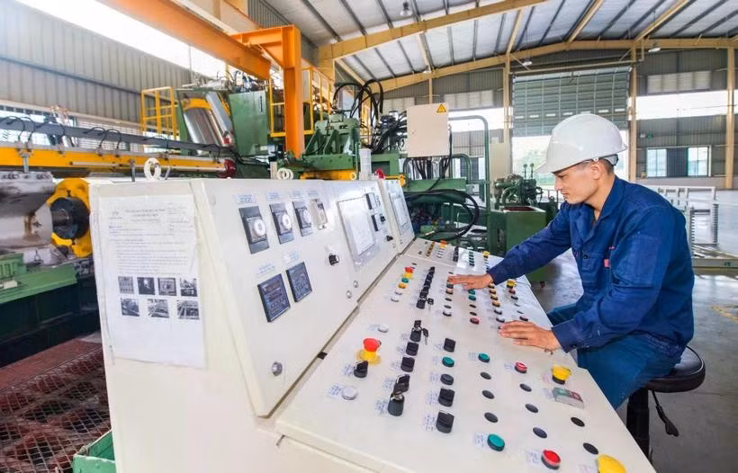 Les IDE ajoutés aux projets en cours en janvier atteignent 2,73 milliards de dollars, soit 6,1 fois plus qu'à la même période en 2024, démontrant la confiance des investisseurs au Vietnam. Photo : VietnamPlus