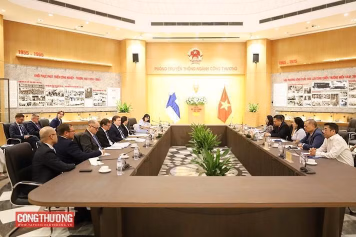 Séance de travail entre la vice-ministre des Affaires étrangères Le Thi Thu Hang et le ministre finlandais du Commerce extérieur et du Développement, Ville Tavio. Photo: congthuong.vn
