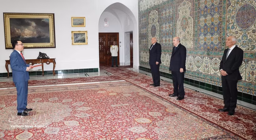L'ambassadeur du Vietnam en Algérie, Vu Duy Long présente ses lettres de créance au président algérien Abdelmadjid Tebboune. Photo: VNA