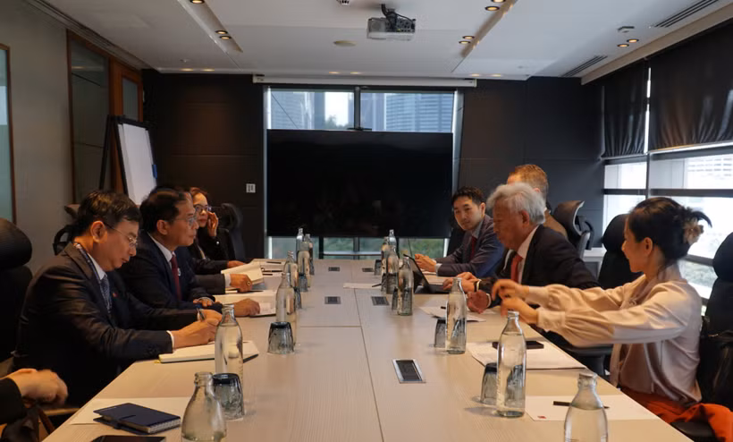 Le vice-Premier ministre et ministre des Affaires étrangères, Bui Thanh Son rencontre le président de la BAII, Jin Liqun, le 26 mai à Kuala Lumpur. Photo: VNA