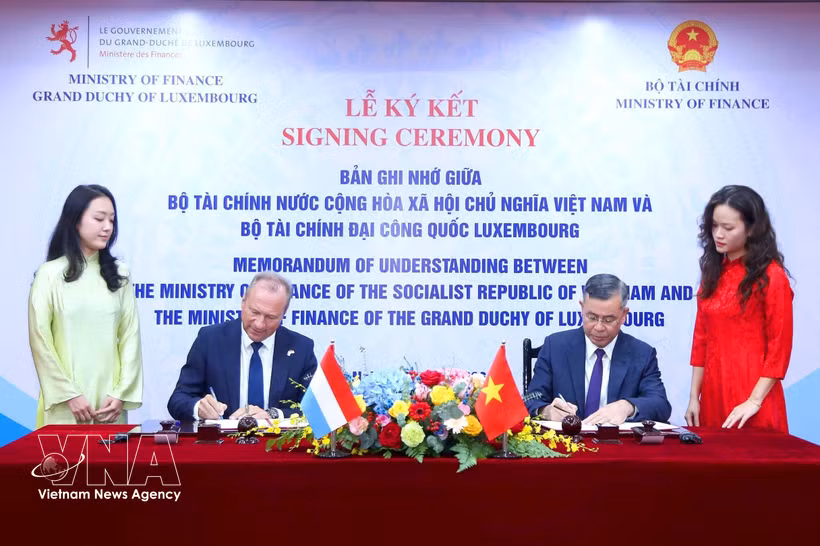 Signature du protocole d’accord de coopération entre les ministères vietnamien et luxembourgeois des Finances. Photo: VNA