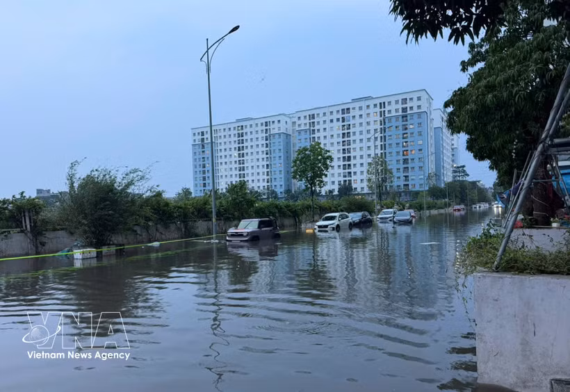 Les pluies torrentielles qui se sont abattues de la nuit du 29 mars au petit matin du 30 mars ont provoqué des inondations dans quelques rues d'Hanoï. Photo: VNA