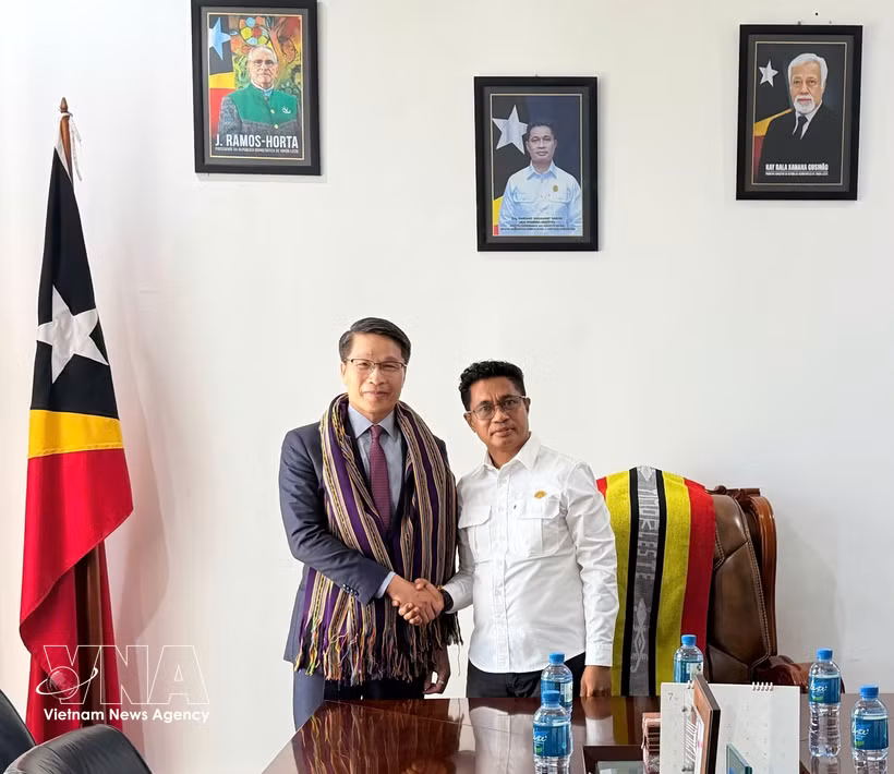 Le chargé d'affaires du Vietnam au Timor-Leste, Pham Binh Dam (gauche) et le vice-Premier ministre du Timor-Leste, Mariano Assanami Sabino Lopes. Photo: VNA