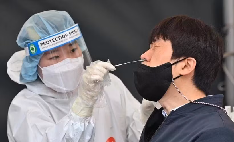 Selon les résultats de la surveillance de la 52e semaine de 2024, rapportés par le CDC chinois, les échantillons collectés dans les services ambulatoires et d'urgence ont révélé des agents responsables primaires, notamment des virus de la grippe, le métapneumovirus humain (HMPV) et le rhinovirus. Photo: AFP/VNA