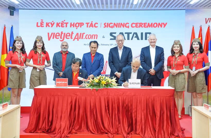 Signature de l'accord de coopération entre Vietjet et Satair. Photo: VNA