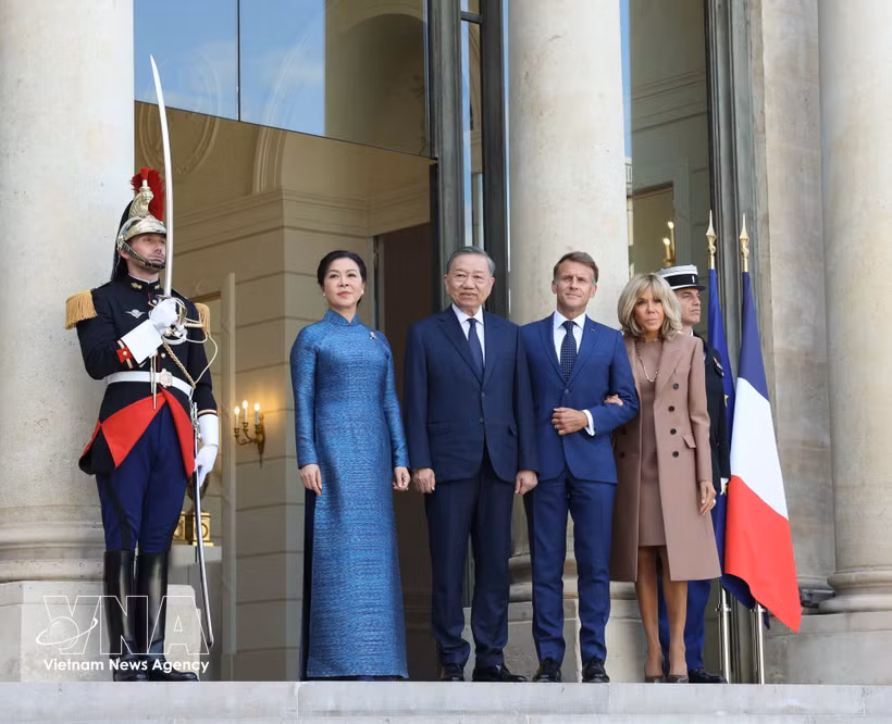 Le secrétaire général du Parti communiste du Vietnam (PCV) et président vietnamien, To Lam (2e à partir de la gauche), le président français Emmanuel Macron, et leurs épouses. Photo: VNA
