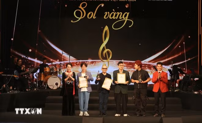 Des musiciens honorés par les Prix Sol vang. Photo: VNA