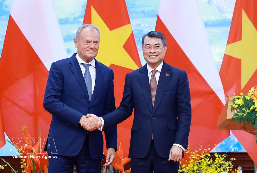 Le Premier ministre Le Minh Hung (droite) et son homologue polonais Donald Tusk. Photo: VNA