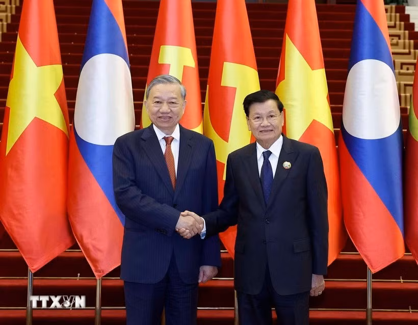 Le secrétaire général Tô Lâm (gauche) et le secrétaire général du PPRL et président lao, Thongloun Sisoulith. Photo: VNA