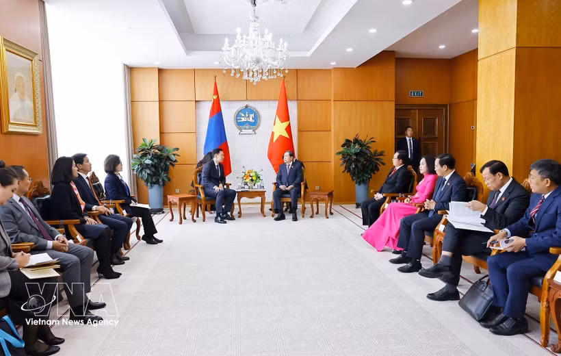 Le président de l'Assemblée nationale, Tran Thanh Man (droite), rencontre le Premier ministre mongol, Nyam-Osor Uchral, le 10 septembre à Oulan-Bator. Photo : VNA