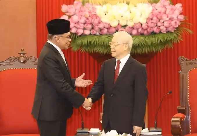 Le secrétaire général Nguyên Phu Trong (à droite) recevant le Premier ministre Anwar Ibrahim, à Hanoi, en juillet 2023. Photo : VNA