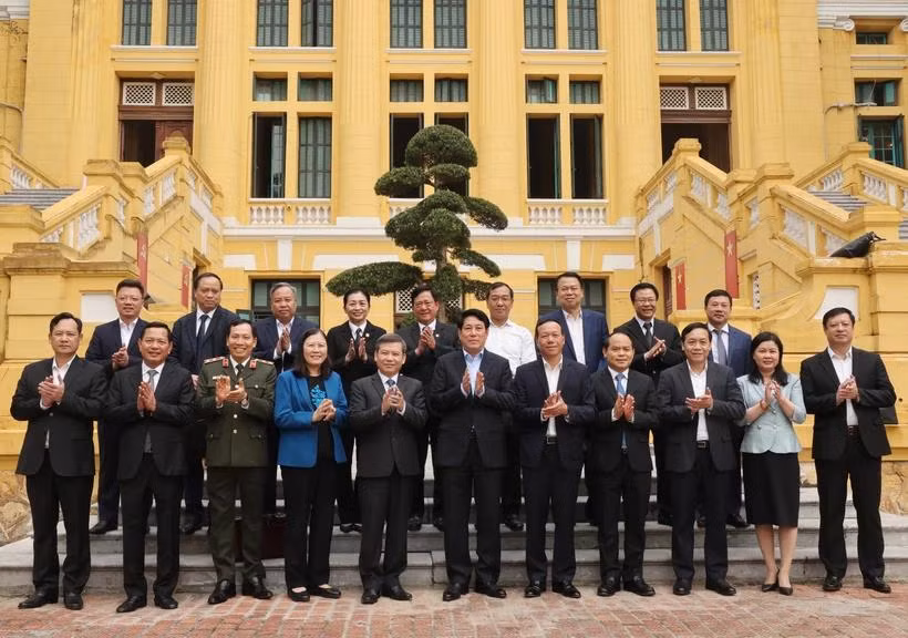Le président Luong Cuong (au centre, au premier rang) pose avec le personnel de la Cour populaire suprême, le 2 décembre. Photo : VNA