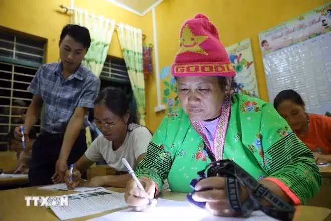 Des femmes participent à un cours d'alphabétisation. Photo: VNA