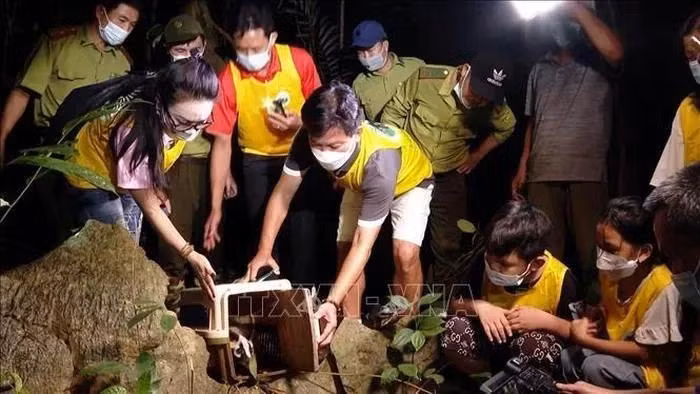 Des gens participent à une visite «Ramener les animaux à la maison» dans le parc national de Cuc Phuong, dans la province de Ninh Binh (Nord). Photo : VNA