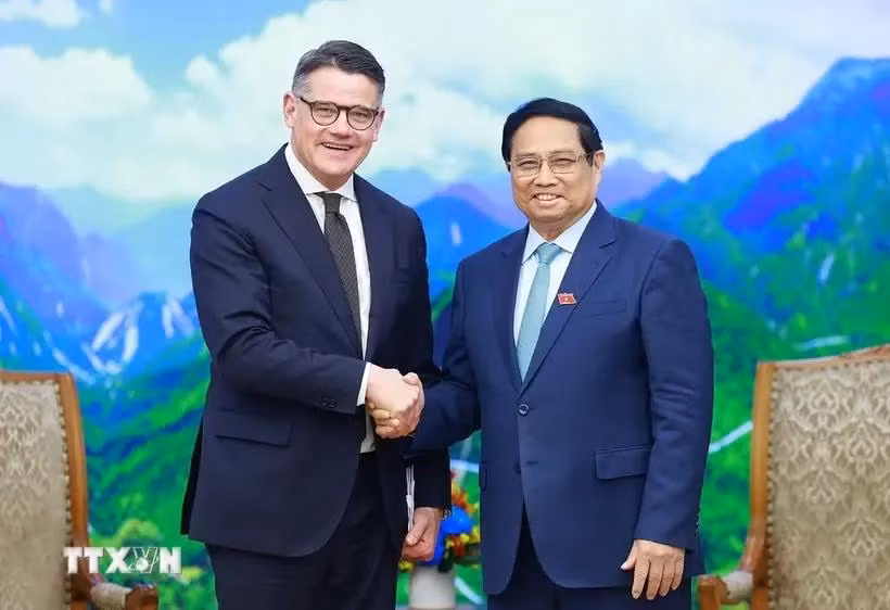 Le Premier ministre Pham Minh Chinh (à droite) serre la main du ministre-président du Land de Hesse Boris Rhein, à Hanoi, le 28 novembre. Photo : VNA