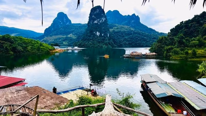Une vue panoramique de la baie de Pa Khom, entourée de montagnes luxuriantes. Photo : NDEL