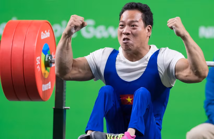 Le para-haltérophilie vietnamien Lê Van Công en compétition aux Jeux Paralympiques de Paris 2024. Photo: VNA