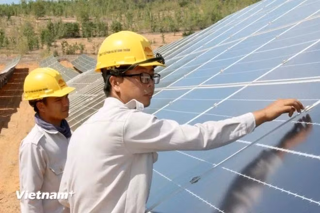 Installation d’un système d’énergie solaire sur le toit. Photo : VietnamPlus