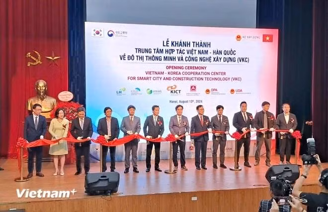 Les délégués coupent la bande inaugurale du VKC Photo : VietnamPlus