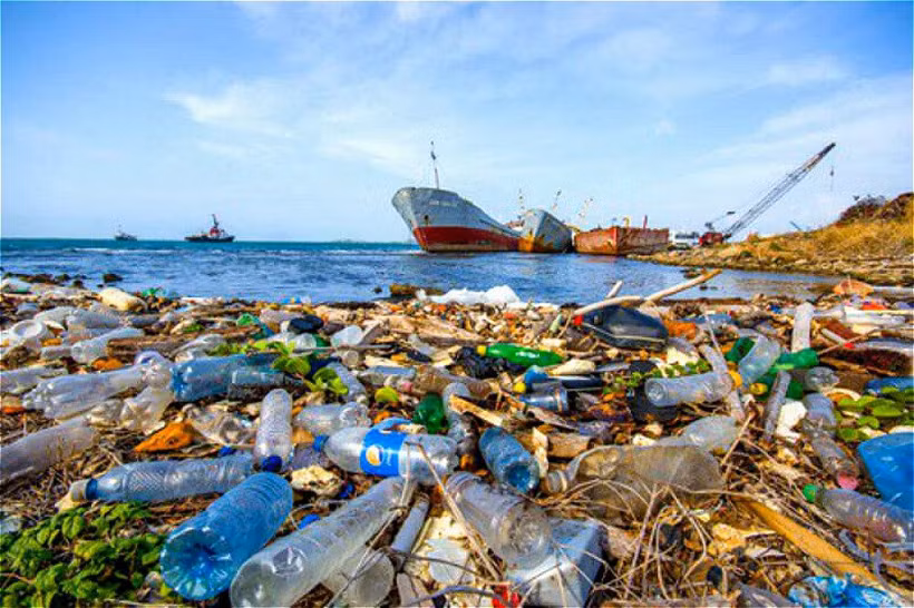 Il serait possible de réduire la pollution plastique de 80% d’ici à 2040, si les pays et les entreprises utilisaient les technologies existantes pour opérer un virage majeur et faire des ajustements de marché, selon un nouveau rapport du Programme des Nations Unies pour l’environnement (PNUE). Photo: VNA