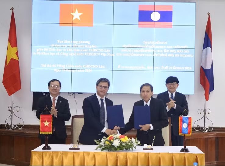 Signature de l’accord de coopération entre les établissements concernés au Vietnam et au Laos. Source : most.gov.vn