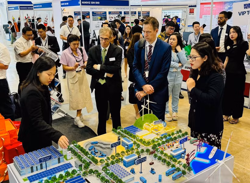 Les représentants du comité d’organisation et des invités visitent un stand. Photo: CVN