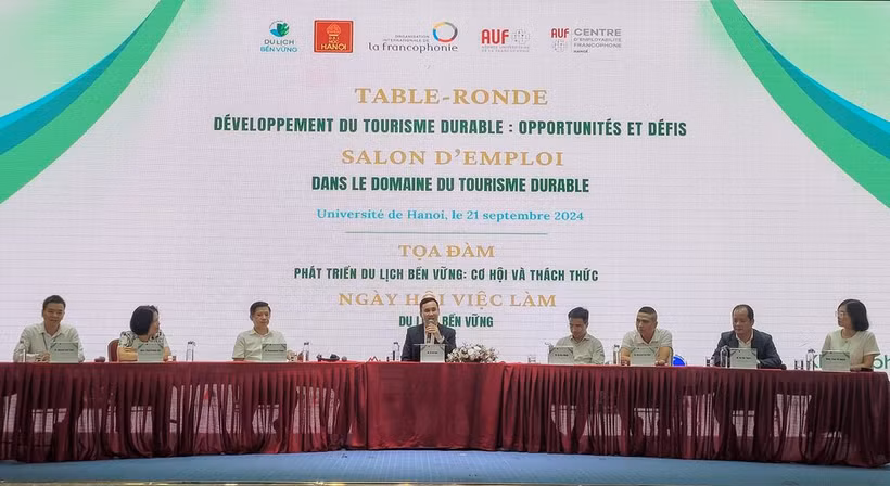 La table ronde "Développement du tourisme durable : opportunités et défis", à Hanoi, le 21 septembre. Photo: CVN