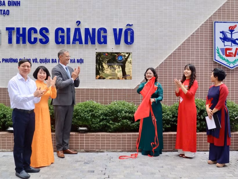 L'ambassadeur de France au Vietnam, Olivier Brochet (3e à gauche), et la directrice du collège Giang Vo, Tô Thi Hai Yên (3e à droite), ont coupé la bande d'inauguration de la plaque LabelFrancÉducation. Photo : CTV/CVN
