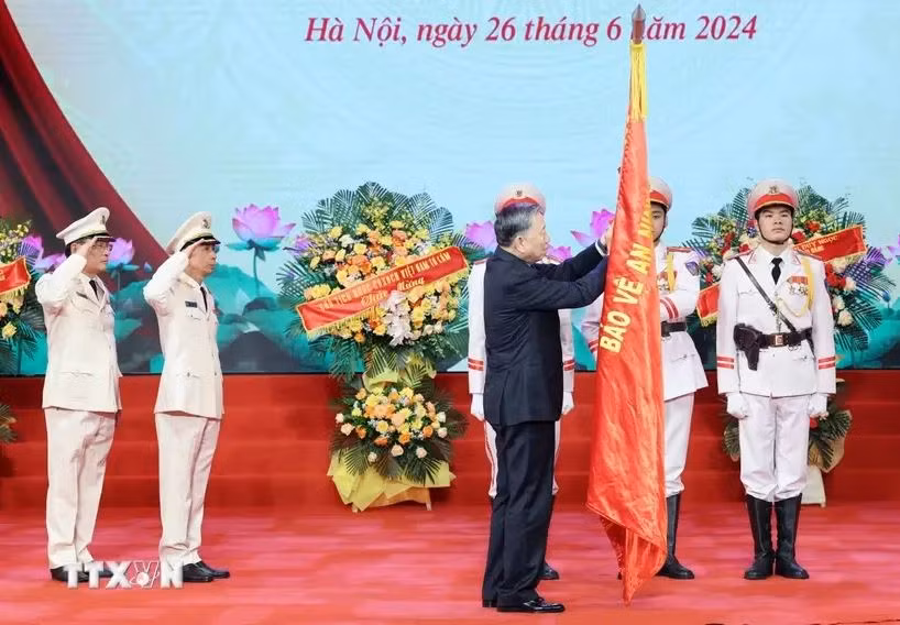 Le président Tô Lâm décerne l’Ordre de l’Exploit militaire de deuxième classe à la Force technique professionnelle. Photo : VNA