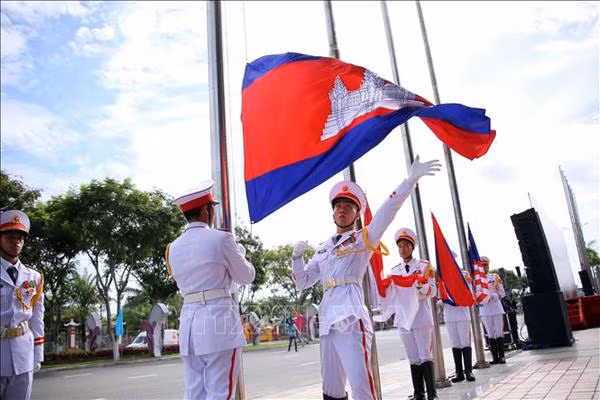Les drapeaux nationaux des délégations sportives aux 13es Jeux scolaires de l’ASEAN (ASG) ont été levés à Dà Nang, le 1er juin. Photo : VNA
