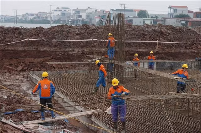 Des ouvriers sur le chantier de construction de la ligne d’électricité circuit-3 de 500 kV. Photo: VNA