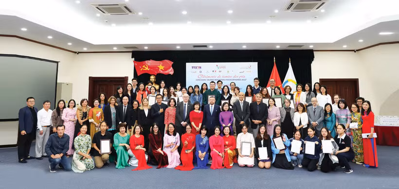 Photo de famille des participants à la cérémonie de remise des prix du concours "Jeunes Reporters Francophones 2023", en novembre dernier à Hanoï. Photo : CVN