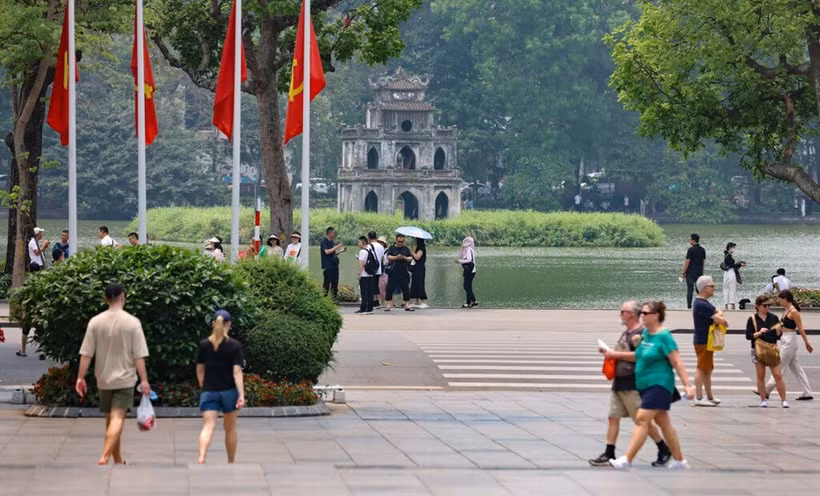 Des touristes étrangers dans la zone piétonne autour du lac Hoàn Kiêm (lac de l’Épée restituée), à Hanoi. Photo : VNA
