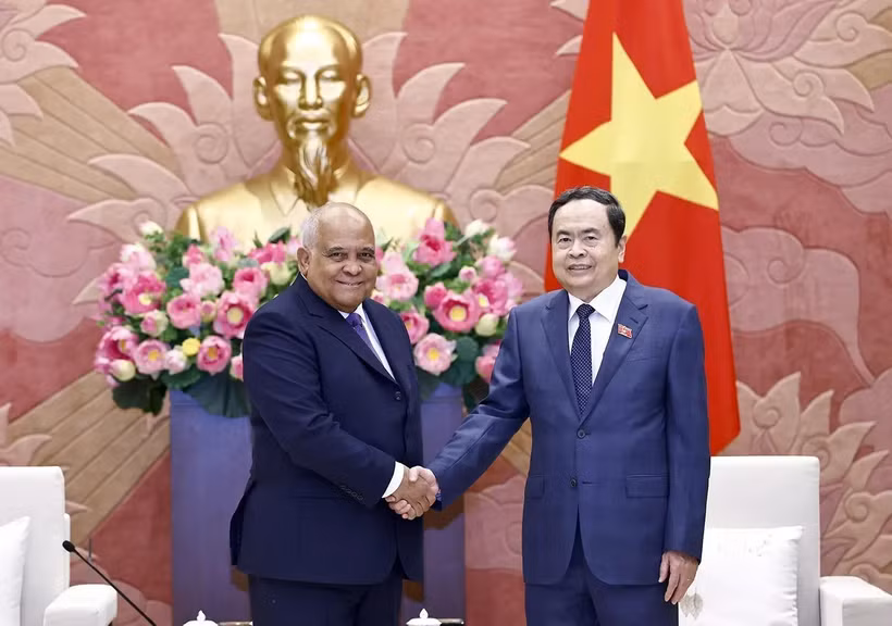 Le président de l’Assemblée nationale du Vietnam, Trân Thanh Mân (à) droite) serre la main de l’ambassadeur de Cuba au Vietnam, Orlando Nicolás Hernández Guillén, à Hanoi, le 13 novembre. Photo : VNA