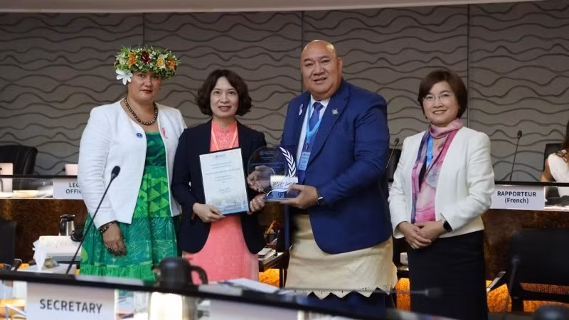 La vice-ministre vietnamienne de la Santé Nguyên Thi Liên Huong recevant un certificat et une plaque d’honneur en récompense du succès du Vietnam dans l’élimination réussie du trachome. Photo : nhandan.vn