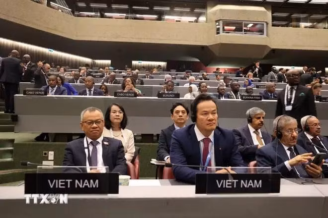 Le vice-président de la Commission des relations extérieures de l’Assemblée nationale du Vietnam, Nguyên Manh Tiên (à gauche) et les membres de la délégation vietnamienne à l’UIP-49. Photo : VNA