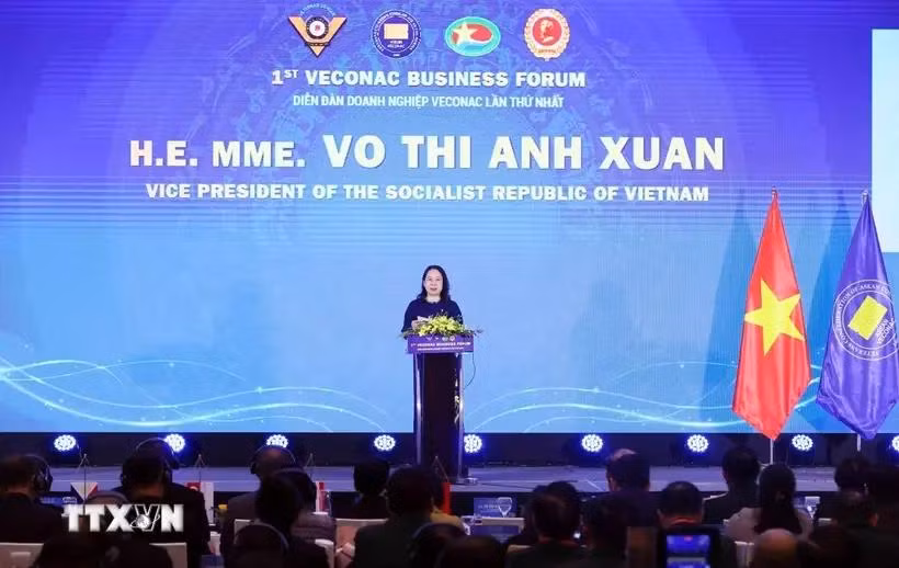 La vice-présidente vietnamienne Vo Thi Anh Xuân lors de l’ouverture du premier Forum des affaires de la VECONAC, à Hanoi, le 25 octobre. Photo: VNA