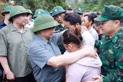 Le Premier ministre Pham Minh Chinh et des sinistrés. Photo: VNA