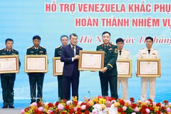 Le Premier ministre Le Minh Hung remet les Ordres de la Défense de la Patrie de deuxième et de troisième classes à des collectifs distingués pour leurs contributions remarquables aux opérations d'assistance au Venezuela après le double séisme. Photo : VNA