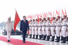Le secrétaire général du Parti et président vietnamien, To Lam, passe en revue la garde d'honneur de la Sécurité publique populaire. Photo : VNA