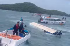 Les équipes de secours interviennent sur le lieu du chavirement de la vedette touristique au large du sud de la zone spéciale de Phu Quoc. Photo : baoangiang.com.vn