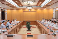 Séance de travail du Bureau politique avec la permanence du Comité provincial du Parti de Phu Tho. Photo: VNA