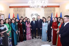Le Premier ministre Pham Minh Chinh et son épouse (au milieu) et des Vietnamiens de République tchèque. Photo: VNA