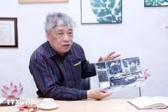 Le journaliste Tran Mai Huong, ancien directeur général de l'Agence vietnamienne d'Information, partage ses souvenirs autour de la photo intitulée « Entrée de chars des forces de libération dans le Palais de l'Indépendance à midi, le 30 avril 1975 ». Photo : VNA)