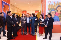 La vice-directrice générale de l’Agence vietnamienne d’Information (VNA), Nguyen Thi Su, présente à la vice-présidente Vo Thi Anh Xuan l'exposition photographique de la VNA dans le cadre du XIᵉ Congrès national d’émulation patriotique. Photo : VNA