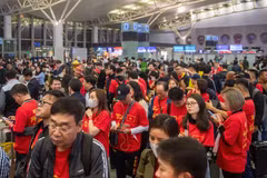 Supporters vietnamiens à l'aéroport de Noi Bai, le 4 janvier au soir. Photo: VNA